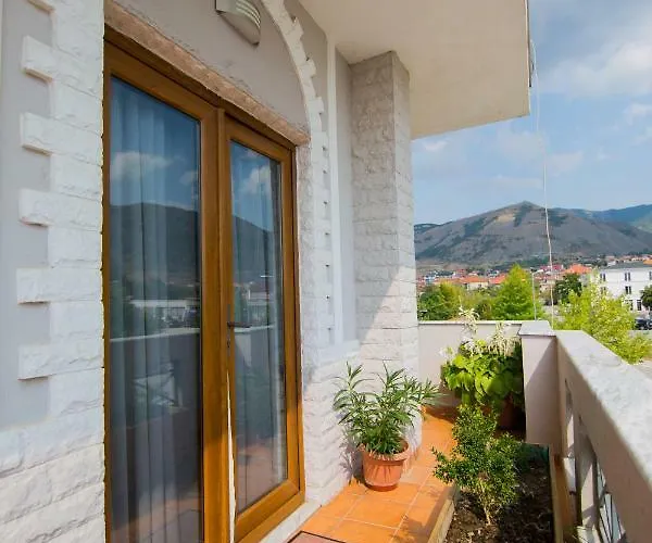 Dea 2002 Hotell Korça